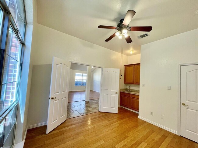 Building Photo - 2204 Zoa Dr