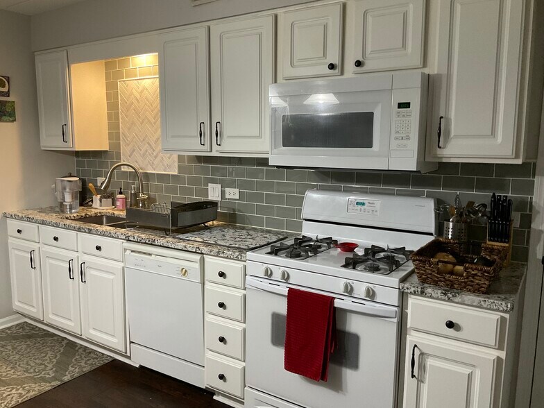 Building Photo - 2020 Saint Regis Dr