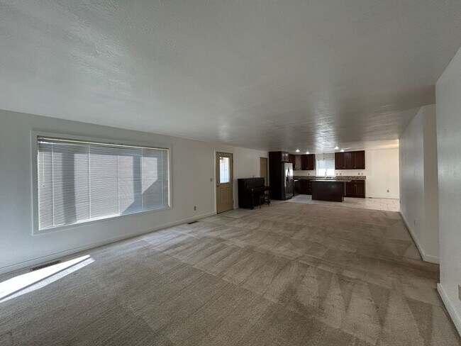 Building Photo - 4 Bedroom / 2 Bathroom Home in SW Redmond