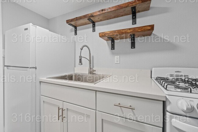 Building Photo - $750 - Studio / 1 bath - Beautiful newly renovated Multi-family home located in Delano