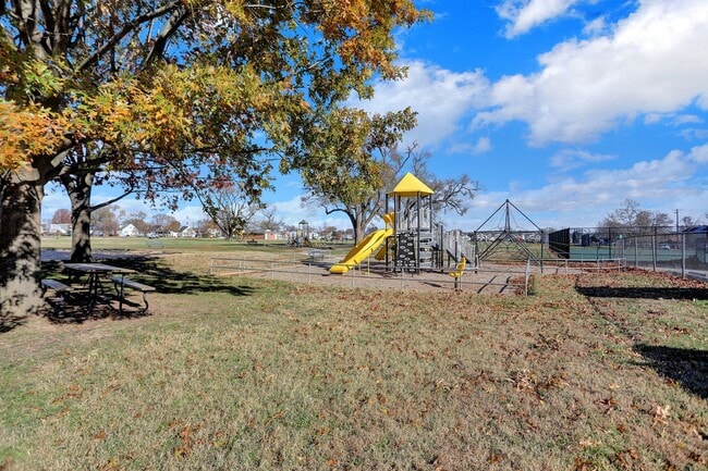 Building Photo - Completed Renovated Townhouse
