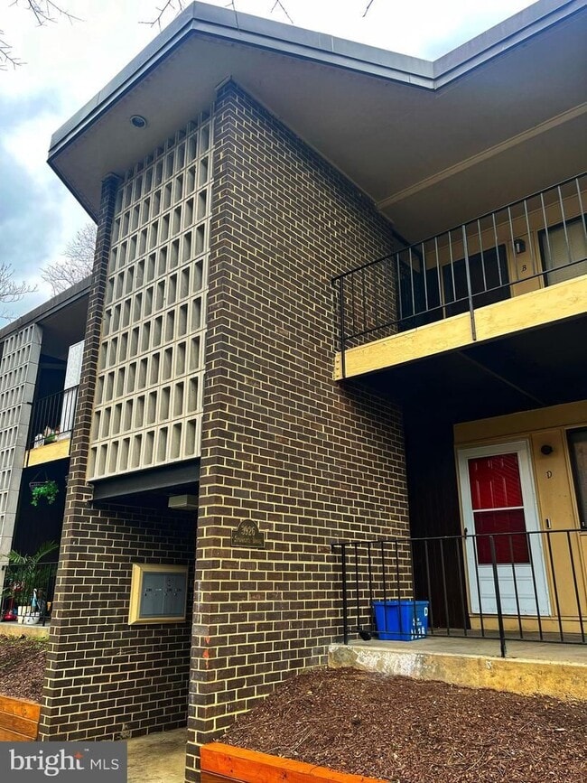 Building Photo - Cozy 2BD 1BTH beautifully updated condo in Suitland ready for move in