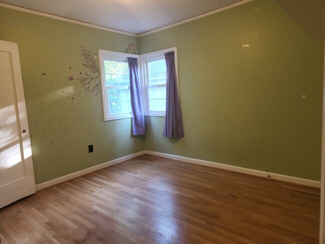 2nd main floor bedrm - 6845 N Atlantic Ave
