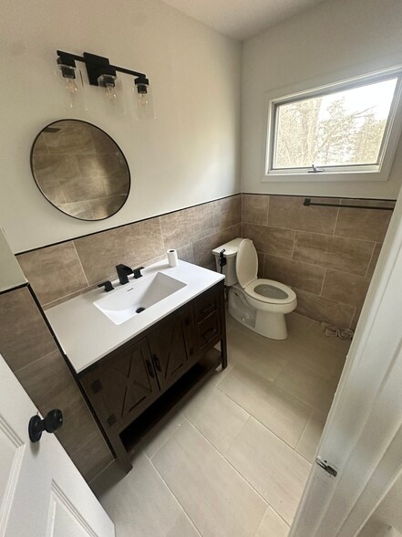 Upstairs full bathroom - 182 Jenkins Ave