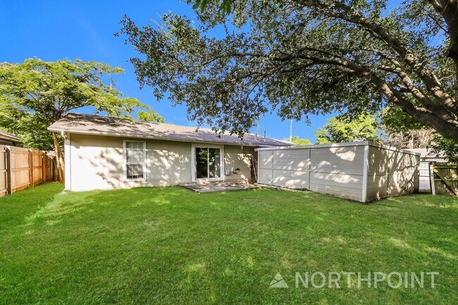 Building Photo - 3 BR/1BA | Newly Renovated Single Family Home |  Front and back yard| In Cleburne!