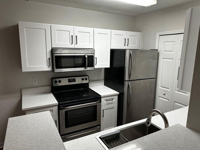 Building Photo - Beautiful and very large 2 bedrooms and 2 full baths Condo