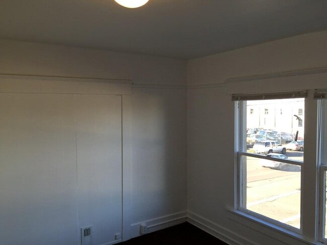 Building Photo - 505 SE Lyon St