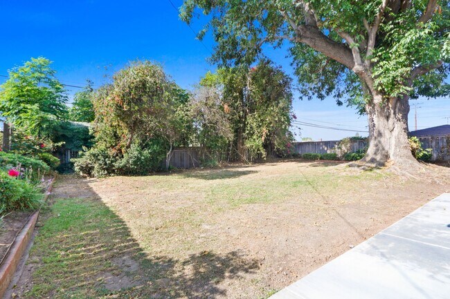 Building Photo - Spacious Whittier Home
