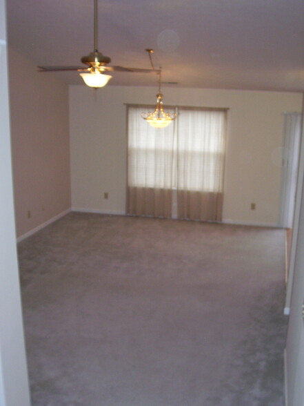 Building Photo - 13980 Bruddy Dr
