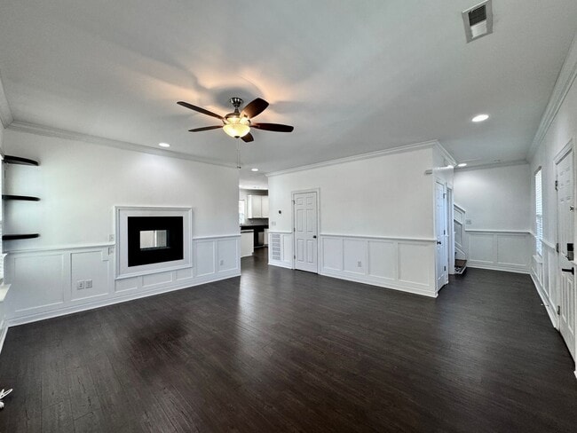 Building Photo - A Block From The Beaches! Ready 09-21-26! Oversized Parking Pad, Pet Friendly!