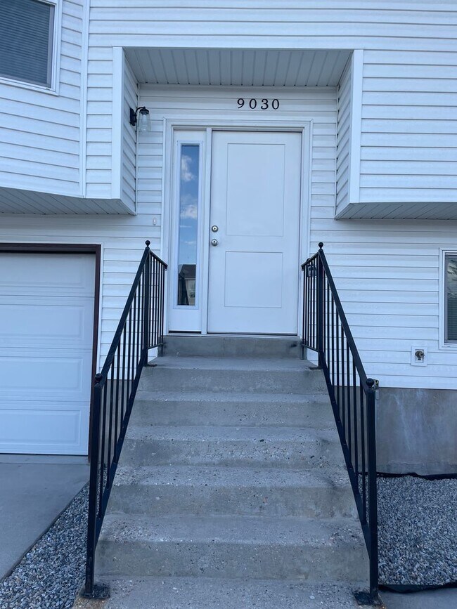 Building Photo - 3 bedroom, 1 bath unit. Newly Remodeled.