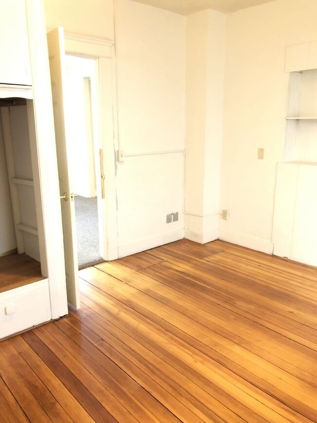 Building Photo - 619 Bowery St