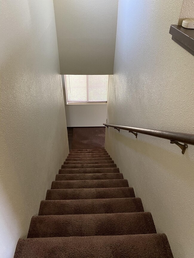 Building Photo - 674 Hidden Creek Rd