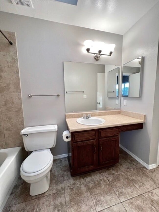 Building Photo - 3 Bedroom 1.5 Bath Home in Briargate with ...