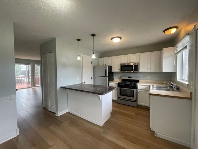 Building Photo - Two Bedroom Townhome with Central Air and ...