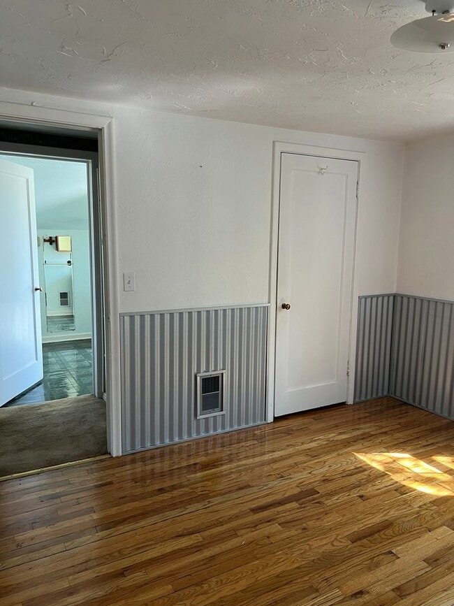 Building Photo - Charming 5 Bed, 2 bath home in the heart o...