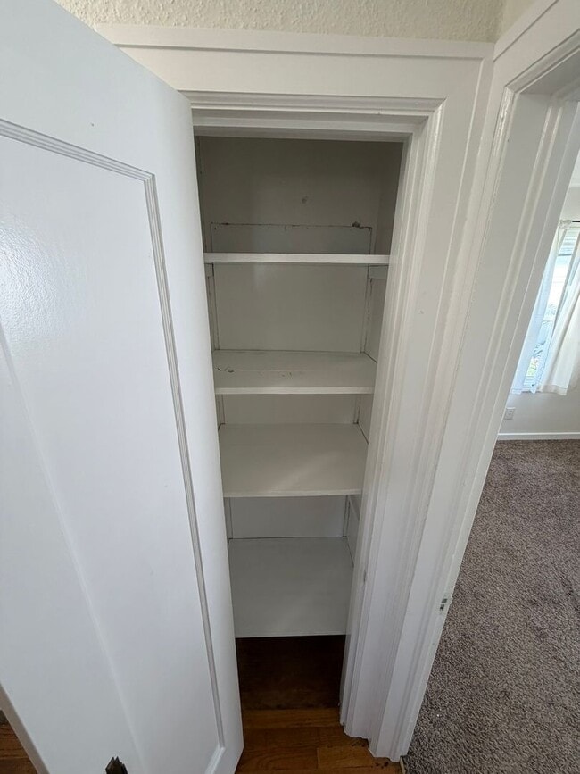 Building Photo - Charming 3 Bedroom with a Large Fenced Yard!