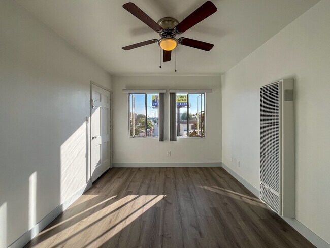 Interior Photo - 5919 Crenshaw Blvd