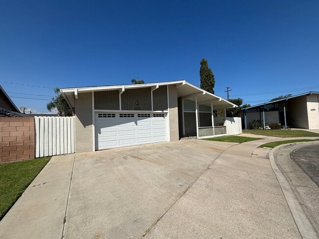 Building Photo - Clean and Upgraded 4 Bedroom Home Availabl...