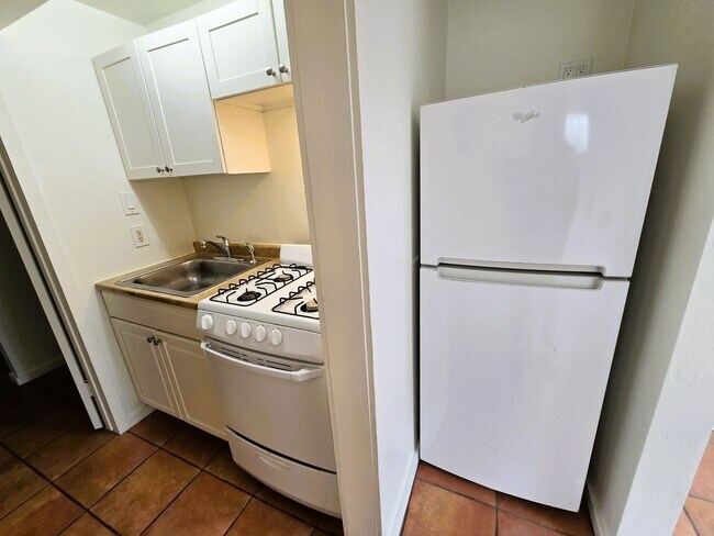 Building Photo - **$500 OFF 1ST MO RENT** 1BD/1BA with priv...