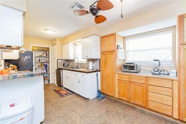 Building Photo - 3173 Baybrook Dr