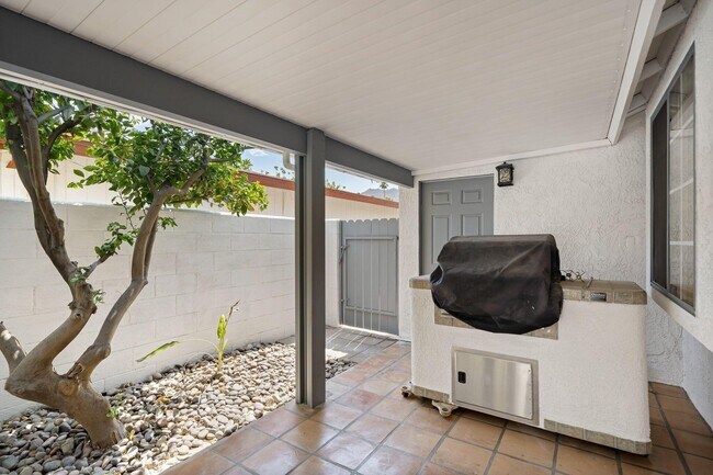 Building Photo - 54140 Avenida Mendoza