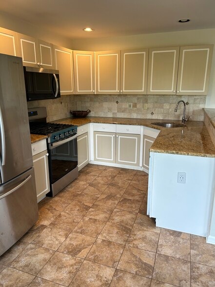 Kitchen - 69 Walker Rd