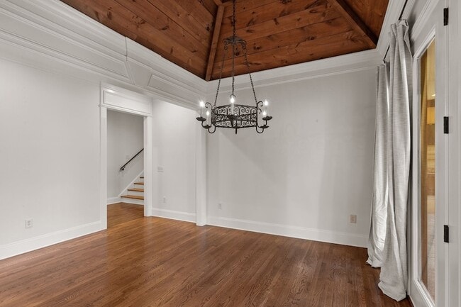 Building Photo - 2019 Overhill Dr