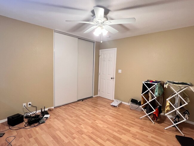 Building Photo - Campbell Duplex: 2 BR 1 BA with Garage & W...