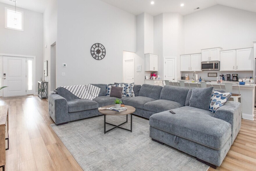 Primary Photo - 279 Navigators Dr