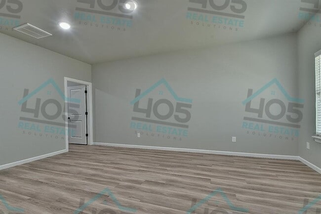 Building Photo - 4 Bedroom Rental w/2 car garage