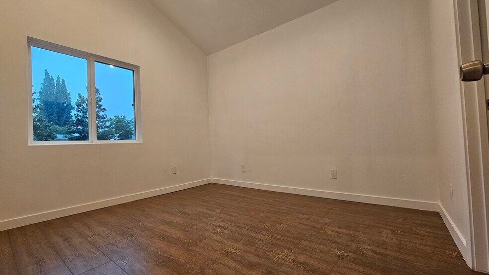 Building Photo - 15011 Hartland St