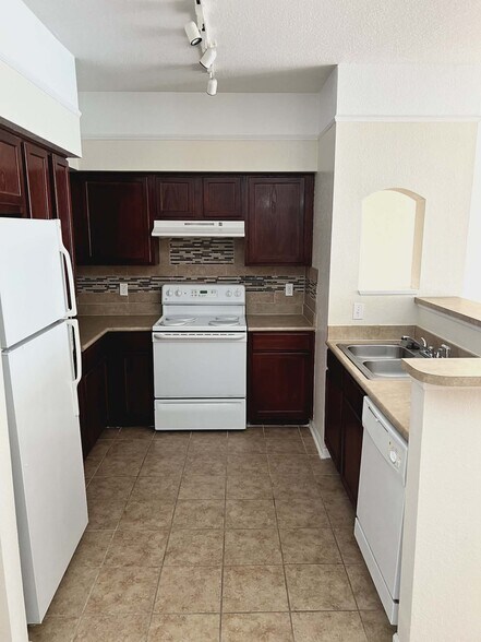 Building Photo - 2801 Chancellorsville Dr
