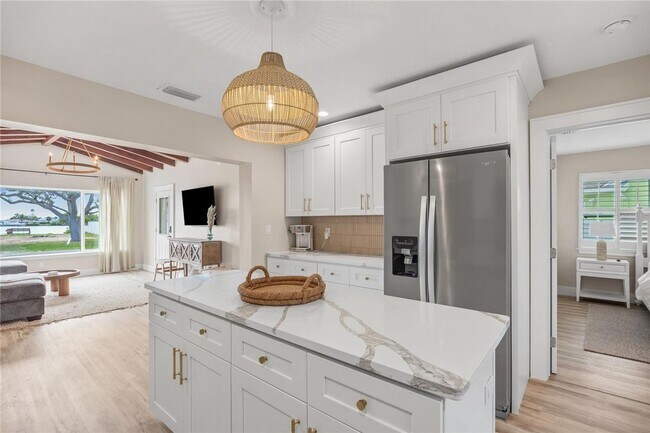 Building Photo - LAST MINUTE CANCELLATION - JAN TO FEB FULLY FURNISHED ALL IN PRICE OF $4500/ MONTH