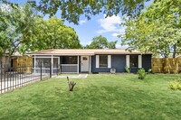 Building Photo - 106 E Lola Dr