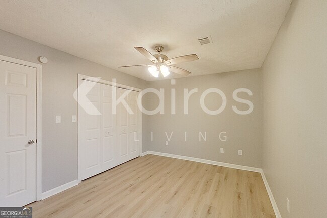 Building Photo - 320 Deer Park Dr