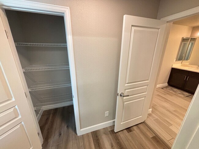 Building Photo - Contemporary 4Bed/3Bath/3 Car/+ Loft -residence located in the Silverado Ranch area
