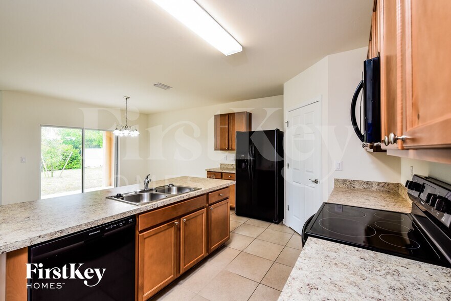 Building Photo - 4406 SW 9th Ave