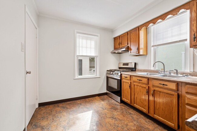 Building Photo - 611 Lincoln Pl