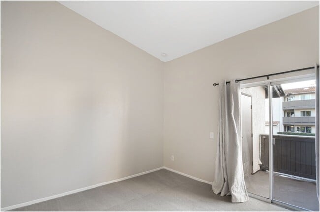 Building Photo - 1 Bedroom Ritz Pointe Condo!