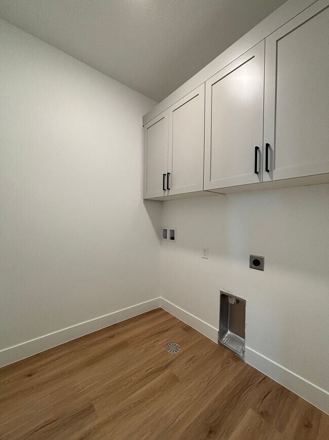 Building Photo - Woodland Estates Townhome! - END UNIT!!