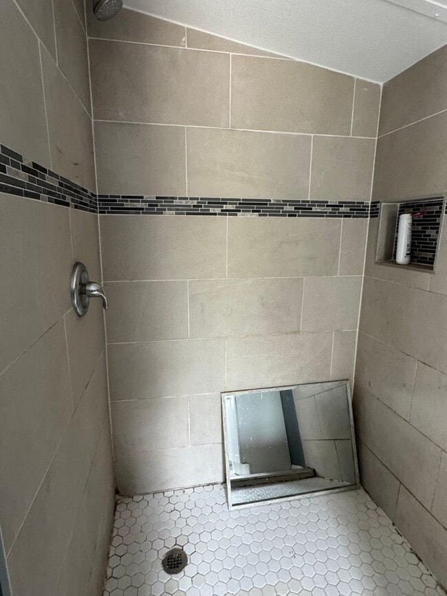 Building Photo - Large Fenced Yard In A Quiet Neighborhood