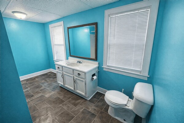 Building Photo - 532 E Greenlawn Ave