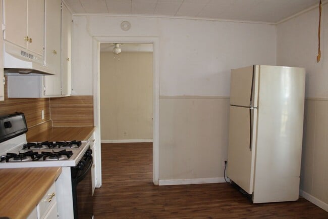 Building Photo - 2 Bed, Tinker Close & Garage!