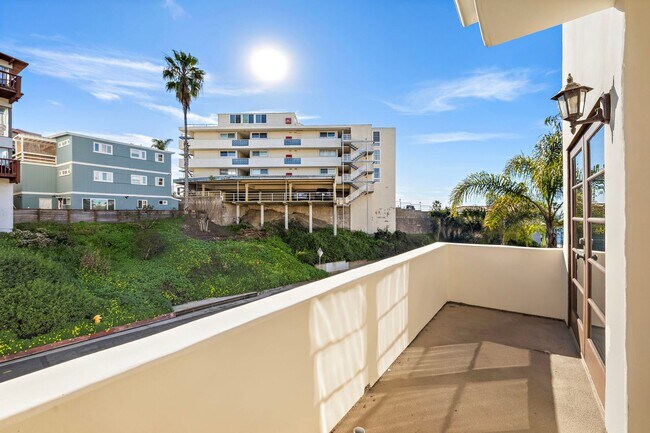 Building Photo - 416 Avenida Santa Barbara