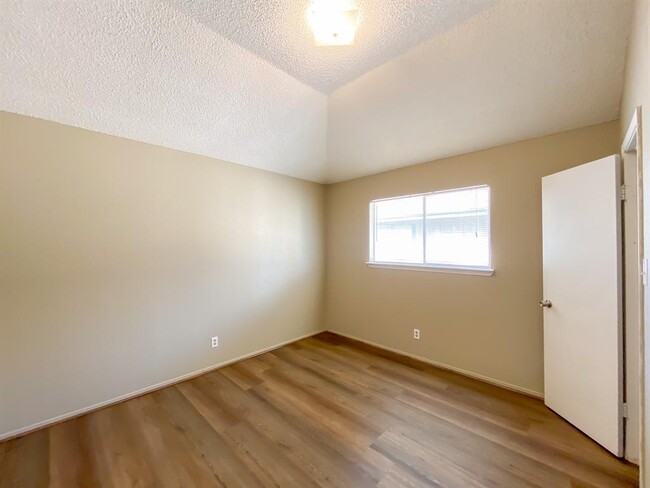 Building Photo - 1308 Brenda Ln