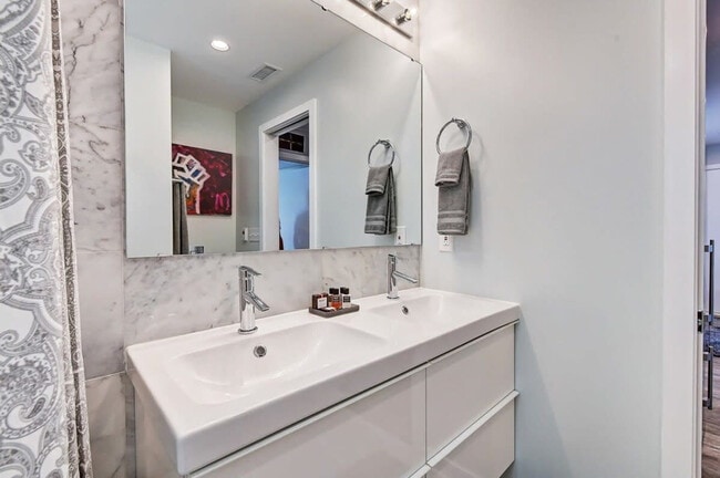 Building Photo - 510 Queens Rd