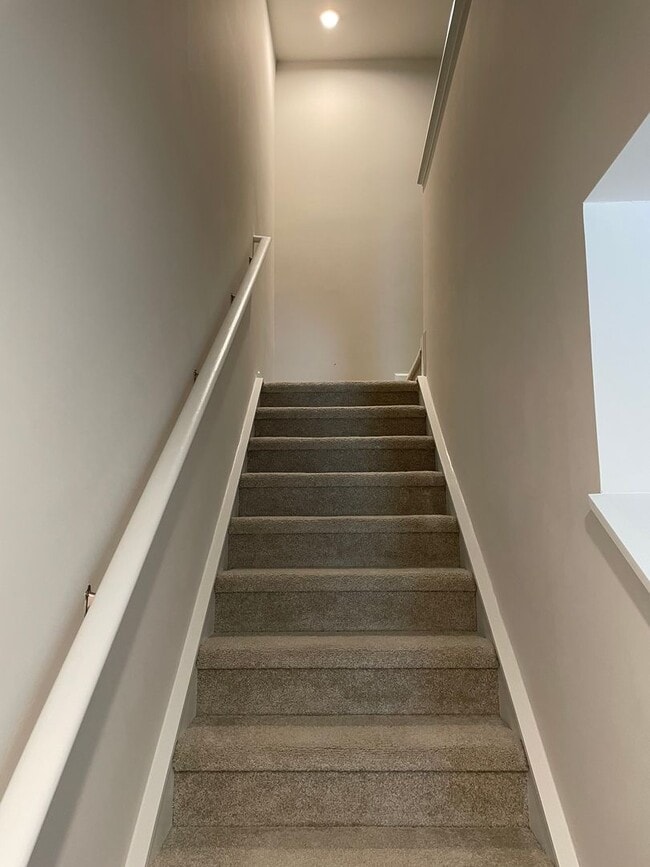 Building Photo - 3 Bedroom 2.5 Bathroom Town House in Middl...