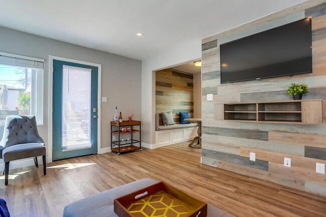 Building Photo - 812 Island Ct