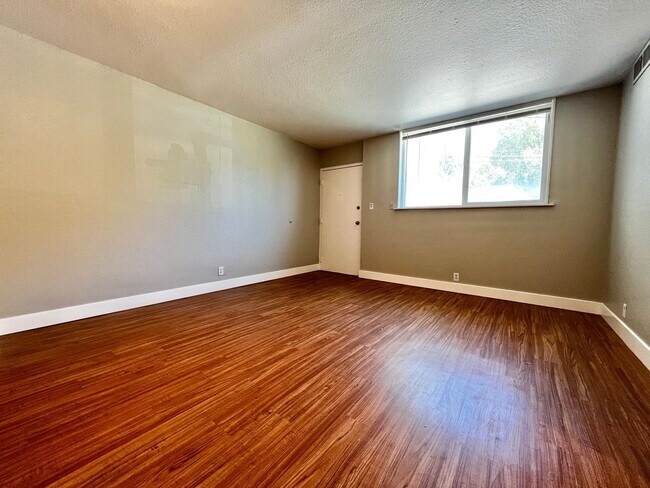 Building Photo - NShields632 (KC-LN)